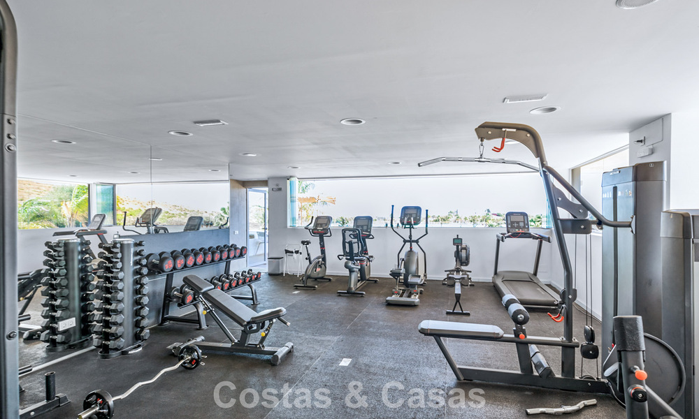 Appartement 2 chambres, prêt à emménager, à vendre dans un complexe exclusif près d'un grand lagon bleu sur la Costa del Sol 783982