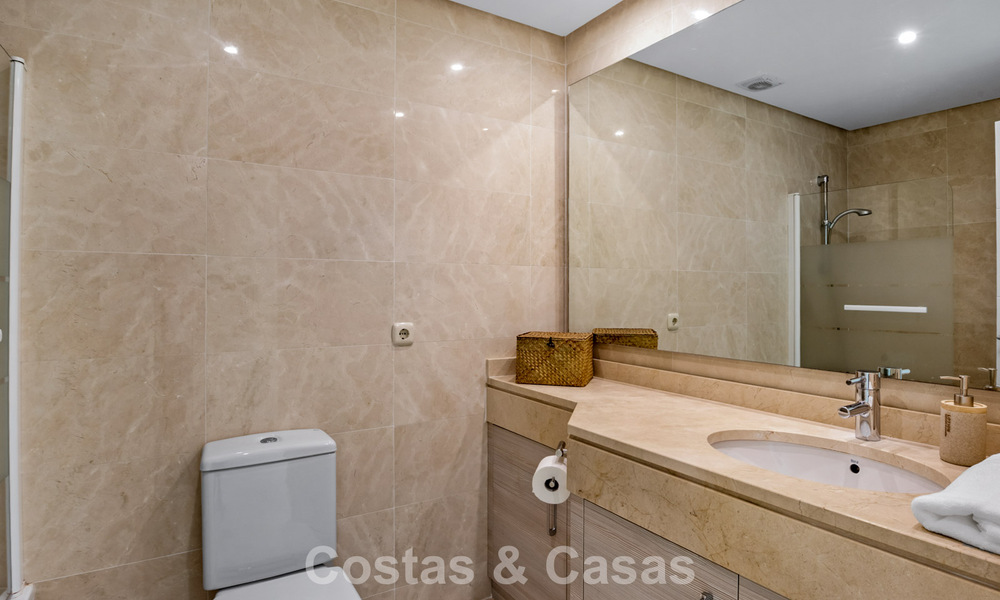 Appartement 2 chambres, prêt à emménager, à vendre dans un complexe exclusif près d'un grand lagon bleu sur la Costa del Sol 783985