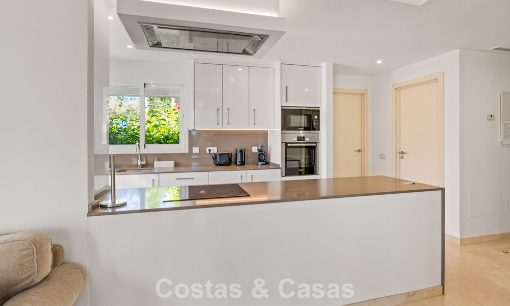 Appartement 2 chambres, prêt à emménager, à vendre dans un complexe exclusif près d'un grand lagon bleu sur la Costa del Sol 783991