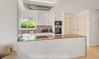 Appartement 2 chambres, prêt à emménager, à vendre dans un complexe exclusif près d'un grand lagon bleu sur la Costa del Sol 783991 