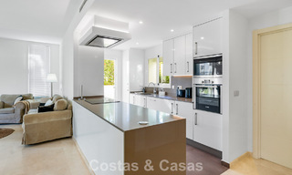 Appartement 2 chambres, prêt à emménager, à vendre dans un complexe exclusif près d'un grand lagon bleu sur la Costa del Sol 783992 