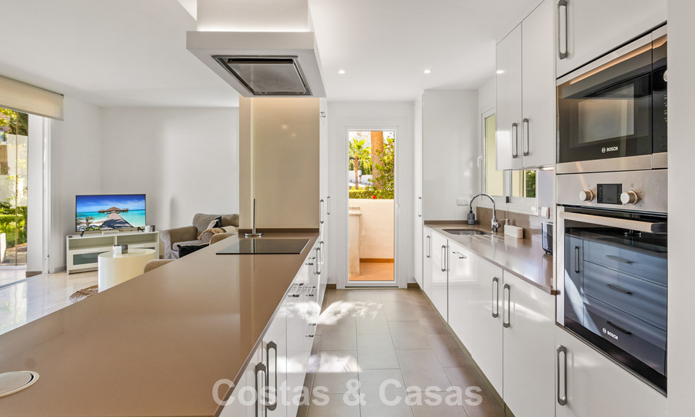 Appartement 2 chambres, prêt à emménager, à vendre dans un complexe exclusif près d'un grand lagon bleu sur la Costa del Sol 783993