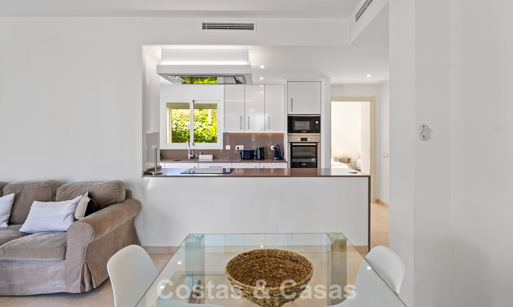 Appartement 2 chambres, prêt à emménager, à vendre dans un complexe exclusif près d'un grand lagon bleu sur la Costa del Sol 783996