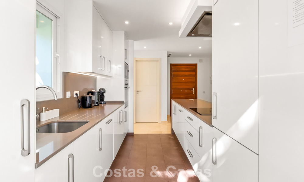 Appartement 2 chambres, prêt à emménager, à vendre dans un complexe exclusif près d'un grand lagon bleu sur la Costa del Sol 783998