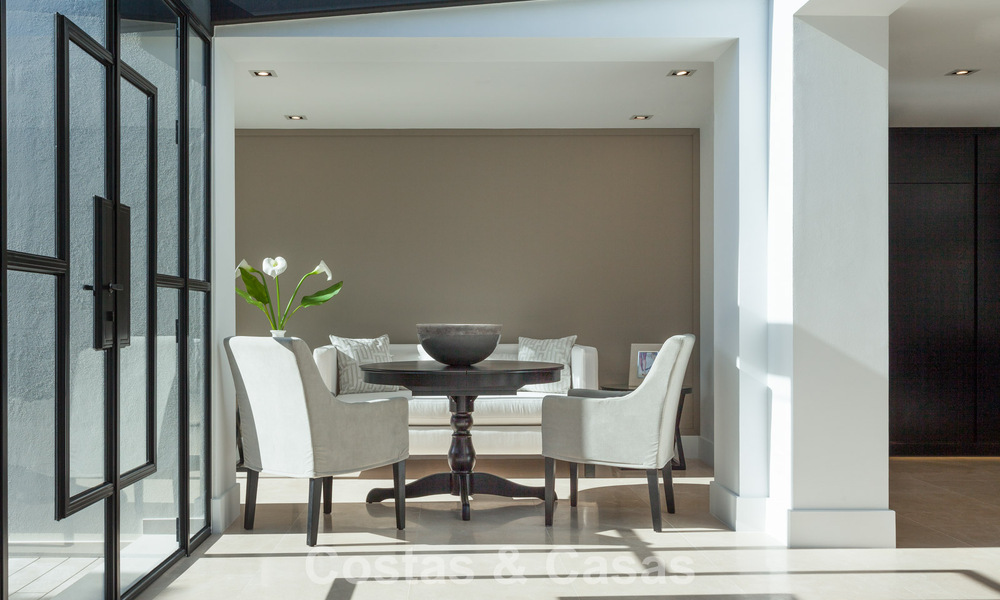 Luxueuse villa méditerranéenne moderne à vendre, en première ligne du golf d'Aloha, dans la vallée de Nueva Andalucia, Marbella 784083