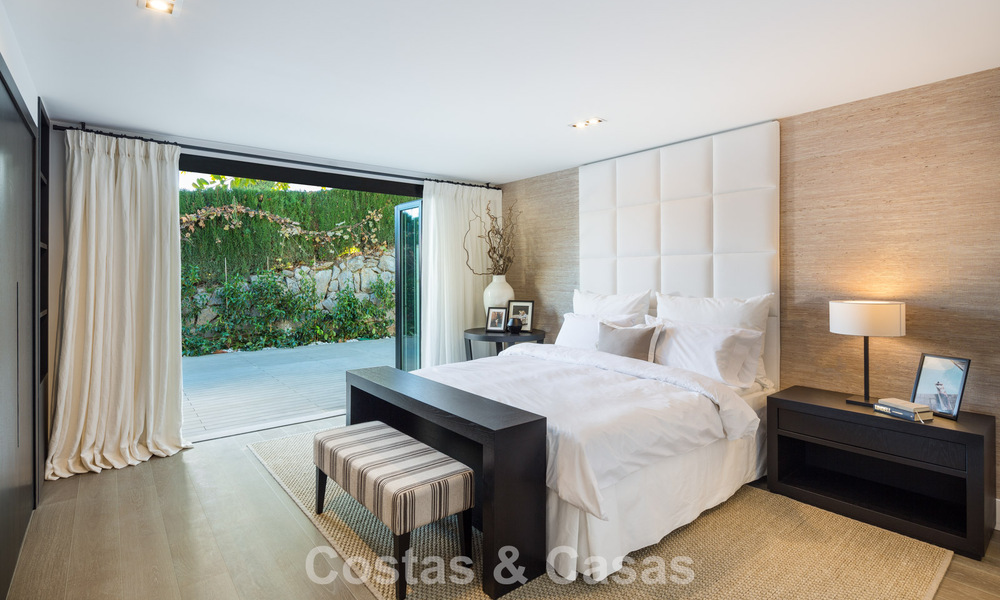 Luxueuse villa méditerranéenne moderne à vendre, en première ligne du golf d'Aloha, dans la vallée de Nueva Andalucia, Marbella 784084