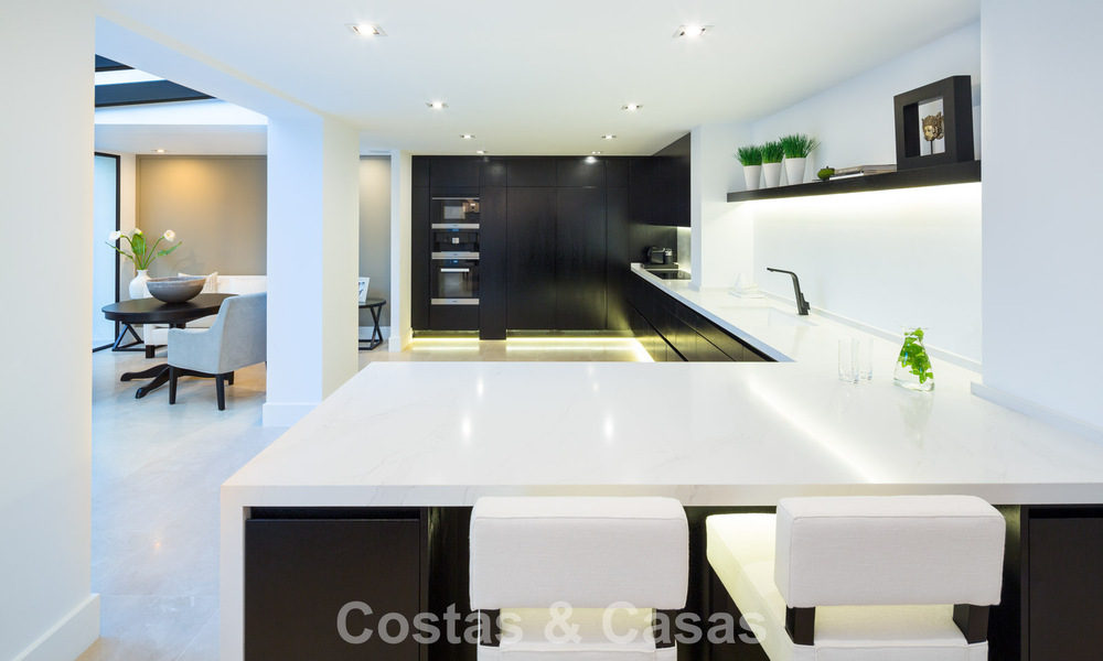 Luxueuse villa méditerranéenne moderne à vendre, en première ligne du golf d'Aloha, dans la vallée de Nueva Andalucia, Marbella 784085