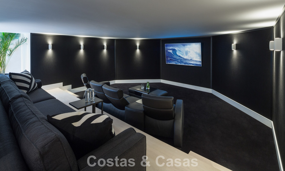 Luxueuse villa méditerranéenne moderne à vendre, en première ligne du golf d'Aloha, dans la vallée de Nueva Andalucia, Marbella 784096