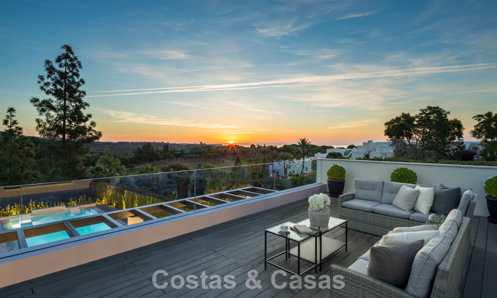 Luxueuse villa méditerranéenne moderne à vendre, en première ligne du golf d'Aloha, dans la vallée de Nueva Andalucia, Marbella 784097