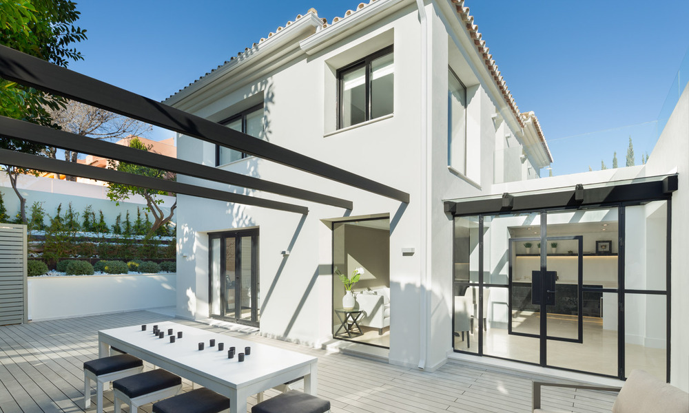 Luxueuse villa méditerranéenne moderne à vendre, en première ligne du golf d'Aloha, dans la vallée de Nueva Andalucia, Marbella 784101