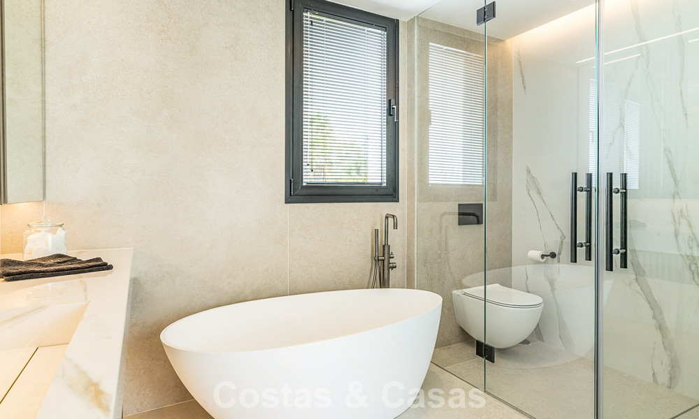 Villa de luxe modernisée, prête à emménager, à vendre au cœur de Nueva Andalucia, Marbella 784105