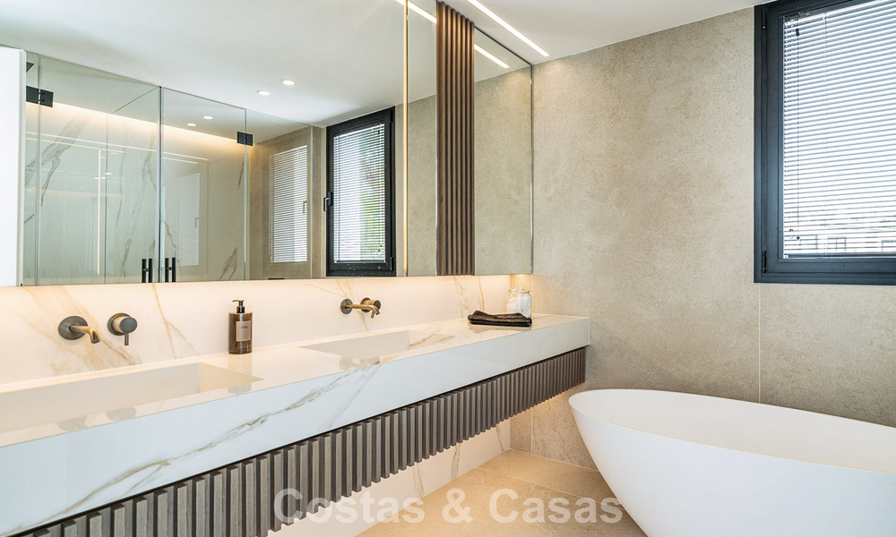Villa de luxe modernisée, prête à emménager, à vendre au cœur de Nueva Andalucia, Marbella 784106