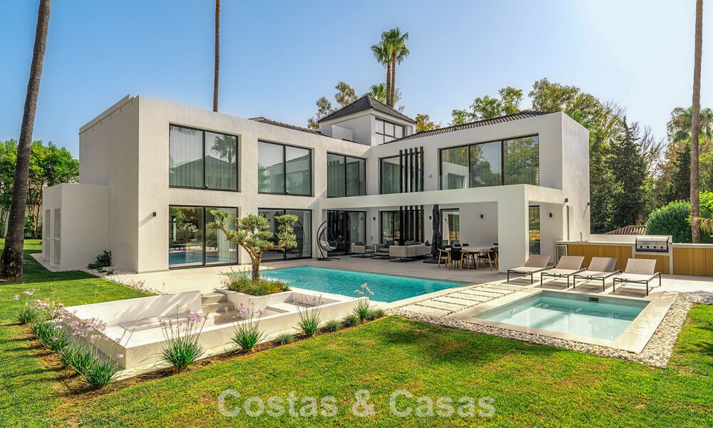 Villa de luxe modernisée, prête à emménager, à vendre au cœur de Nueva Andalucia, Marbella 784111