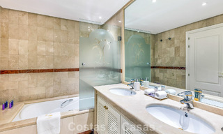 Penthouse en duplex à vendre avec vue sur la mer dans un complexe en bord de mer, à quelques pas de Puerto Banús, Marbella 784148 