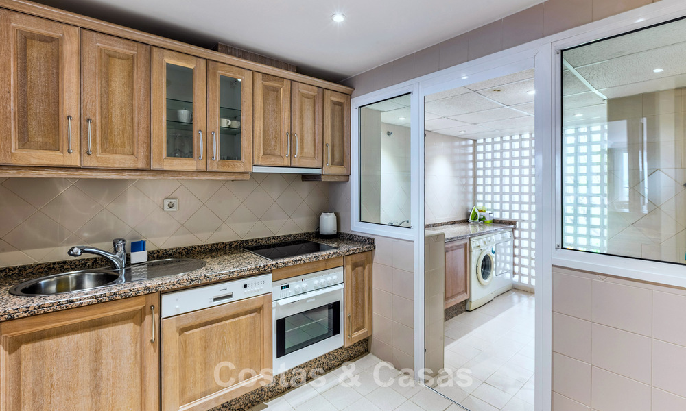 Penthouse en duplex à vendre avec vue sur la mer dans un complexe en bord de mer, à quelques pas de Puerto Banús, Marbella 784150