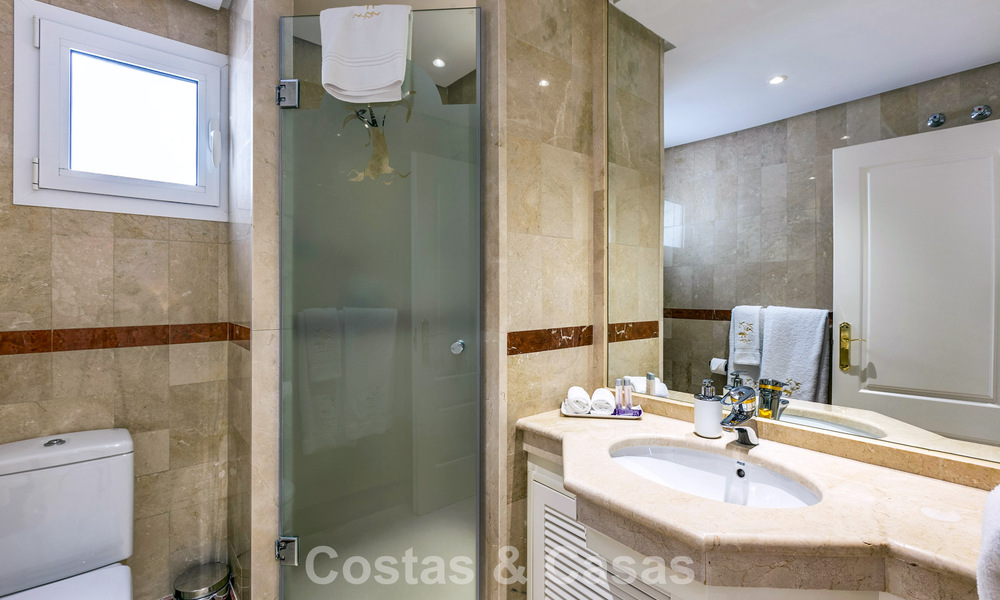 Penthouse en duplex à vendre avec vue sur la mer dans un complexe en bord de mer, à quelques pas de Puerto Banús, Marbella 784157