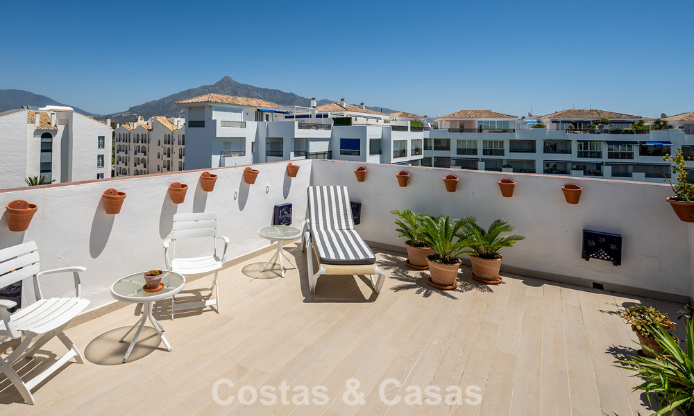 Penthouse exclusif avec vue panoramique à vendre au cœur de Puerto Banús, Marbella 784207