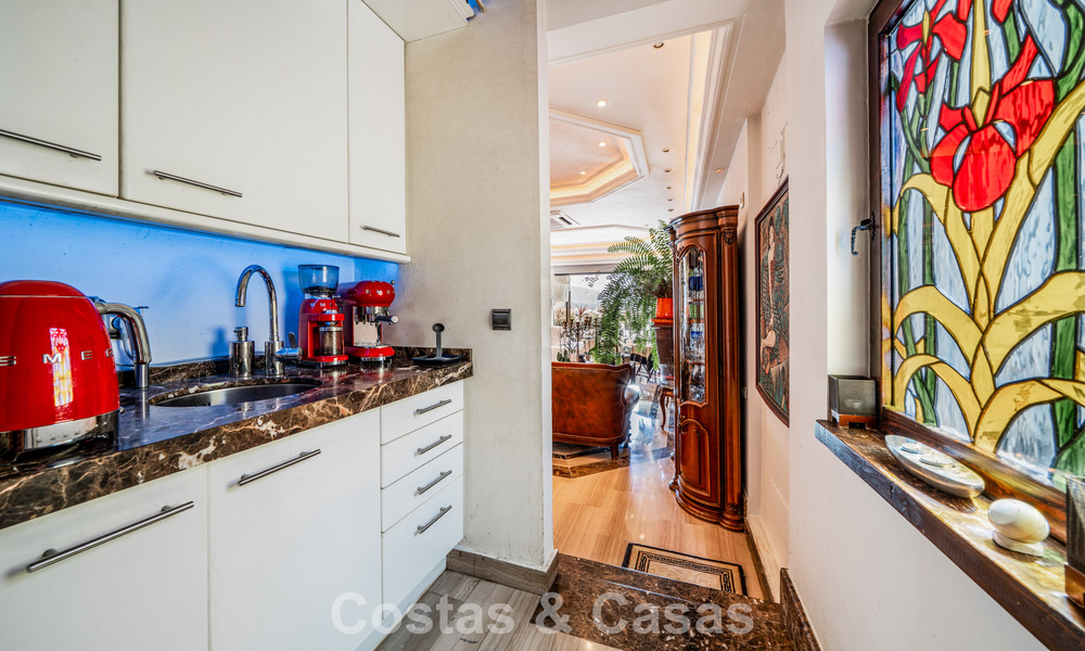 Spacieux appartement en duplex à vendre avec vue imprenable, en première ligne de la marina de Puerto Banus, Marbella 784172