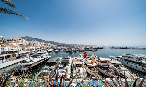Spacieux appartement en duplex à vendre avec vue imprenable, en première ligne de la marina de Puerto Banus, Marbella 784180