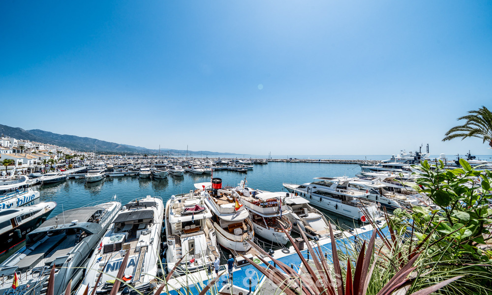 Spacieux appartement en duplex à vendre avec vue imprenable, en première ligne de la marina de Puerto Banus, Marbella 784185