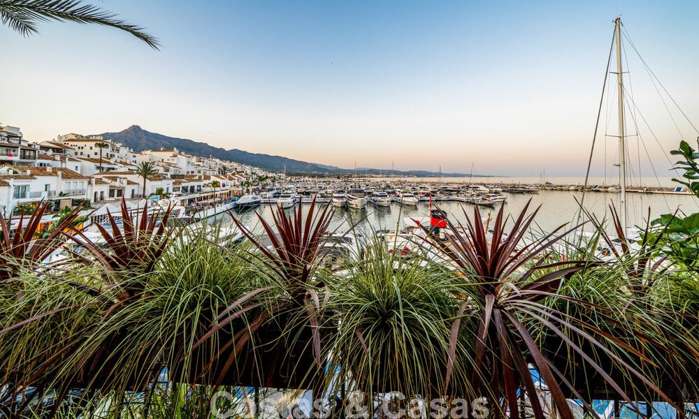 Spacieux appartement en duplex à vendre avec vue imprenable, en première ligne de la marina de Puerto Banus, Marbella 784186