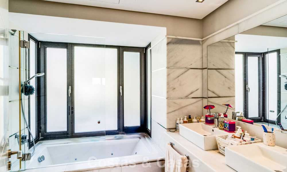 Superbe villa méditerranéenne moderne à vendre dans un complexe sécurisé et exclusif sur le Golden Mile de Marbella 784270