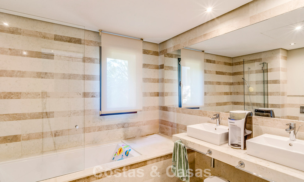 Superbe villa méditerranéenne moderne à vendre dans un complexe sécurisé et exclusif sur le Golden Mile de Marbella 784273