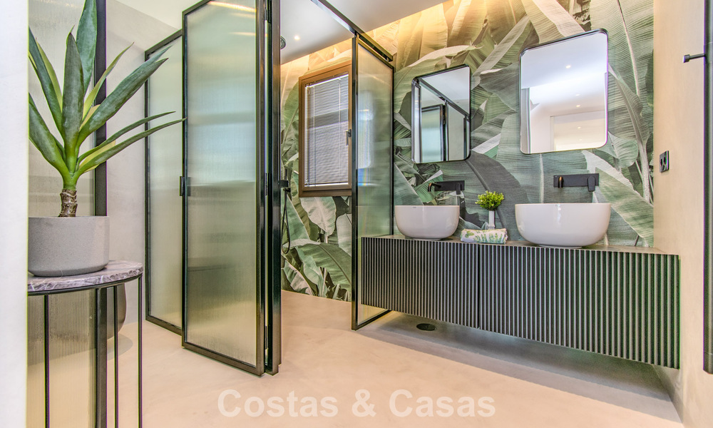 Maison de ville rénovée en bord de mer avec vue imprenable sur la mer, à vendre sur le Golden Mile de Marbella 784694