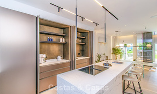 Maison de ville rénovée en bord de mer avec vue imprenable sur la mer, à vendre sur le Golden Mile de Marbella 784697 