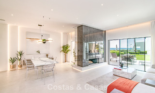 Maison de ville rénovée en bord de mer avec vue imprenable sur la mer, à vendre sur le Golden Mile de Marbella 784699 