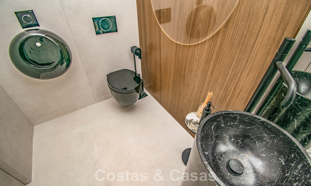 Maison de ville rénovée en bord de mer avec vue imprenable sur la mer, à vendre sur le Golden Mile de Marbella 784701