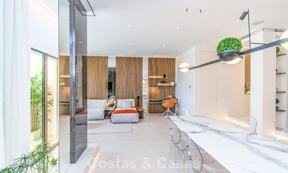 Maison de ville rénovée en bord de mer avec vue imprenable sur la mer, à vendre sur le Golden Mile de Marbella 784702