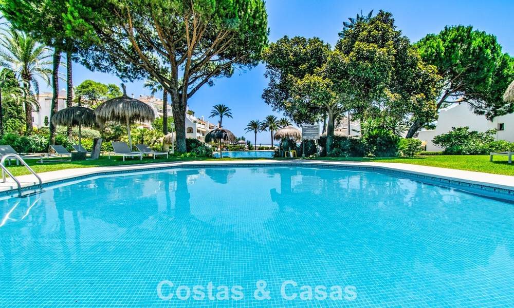 Maison de ville rénovée en bord de mer avec vue imprenable sur la mer, à vendre sur le Golden Mile de Marbella 784704