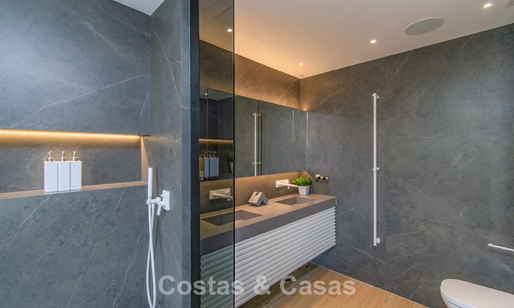 Maison de ville rénovée en bord de mer avec vue imprenable sur la mer, à vendre sur le Golden Mile de Marbella 784712