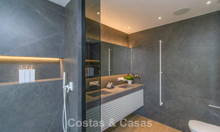 Maison de ville rénovée en bord de mer avec vue imprenable sur la mer, à vendre sur le Golden Mile de Marbella 784712 