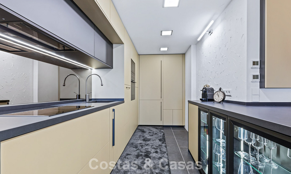 Appartement de luxe modernisé avec vue panoramique sur la mer à vendre dans un complexe de golf à Marbella - Benahavis 784834