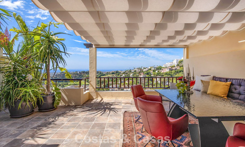 Appartement de luxe modernisé avec vue panoramique sur la mer à vendre dans un complexe de golf à Marbella - Benahavis 784840