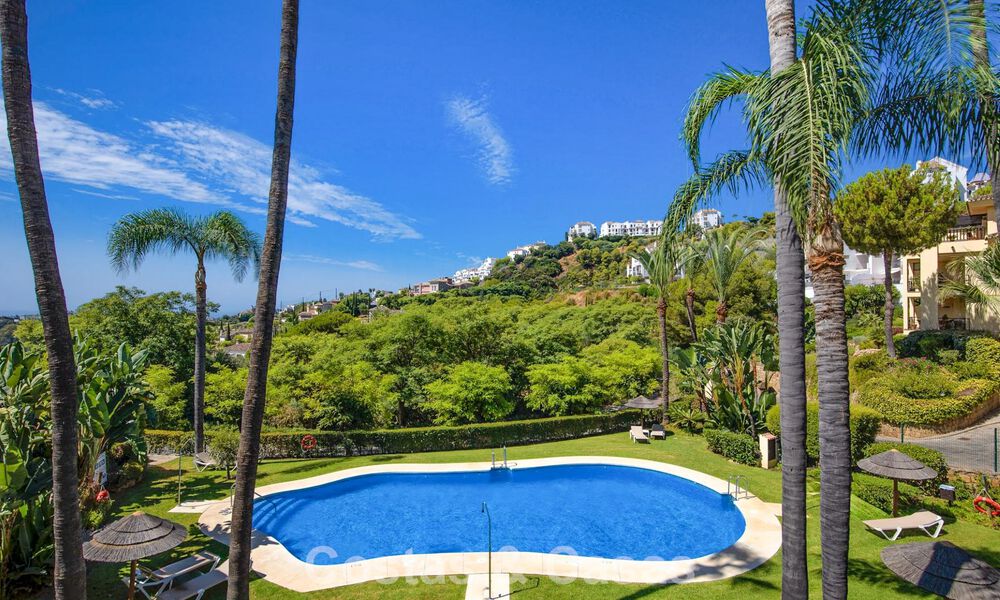 Appartement de luxe modernisé avec vue panoramique sur la mer à vendre dans un complexe de golf à Marbella - Benahavis 784842