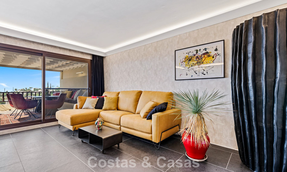 Appartement de luxe modernisé avec vue panoramique sur la mer à vendre dans un complexe de golf à Marbella - Benahavis 784845