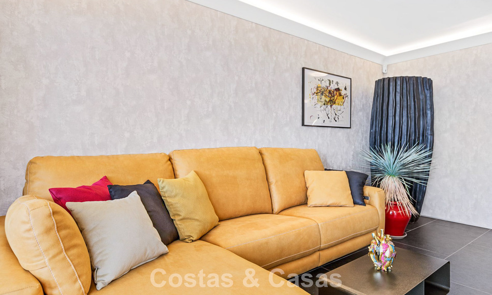 Appartement de luxe modernisé avec vue panoramique sur la mer à vendre dans un complexe de golf à Marbella - Benahavis 784848