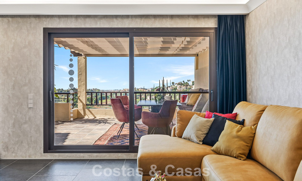 Appartement de luxe modernisé avec vue panoramique sur la mer à vendre dans un complexe de golf à Marbella - Benahavis 784851