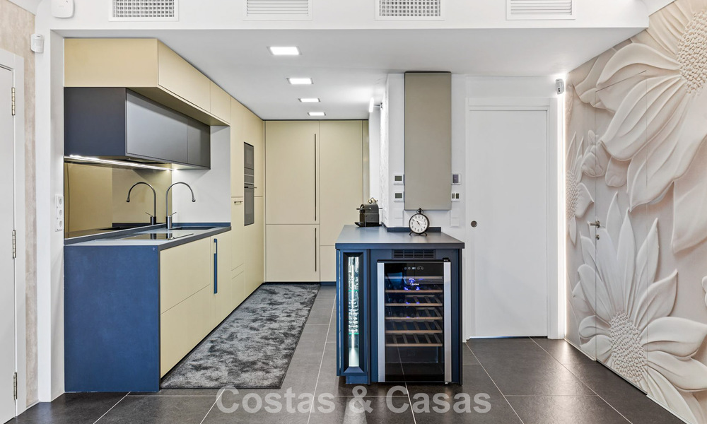 Appartement de luxe modernisé avec vue panoramique sur la mer à vendre dans un complexe de golf à Marbella - Benahavis 784853