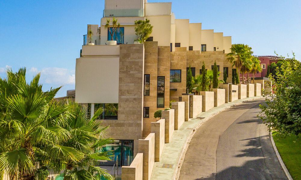 Appartement duplex au charme d'une villa à vendre dans un complexe de luxe à La Quinta, Marbella - Benahavis 784857