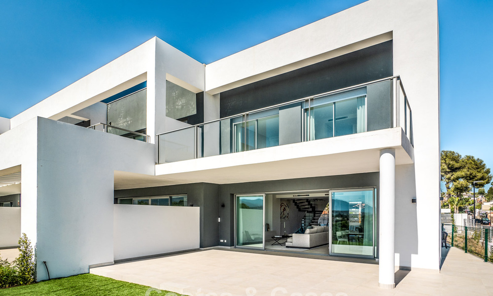 Villa mitoyenne avec vue sur le golf, les montagnes et la mer à vendre près des commodités à Guadalmina et San Pedro, Marbella 784897