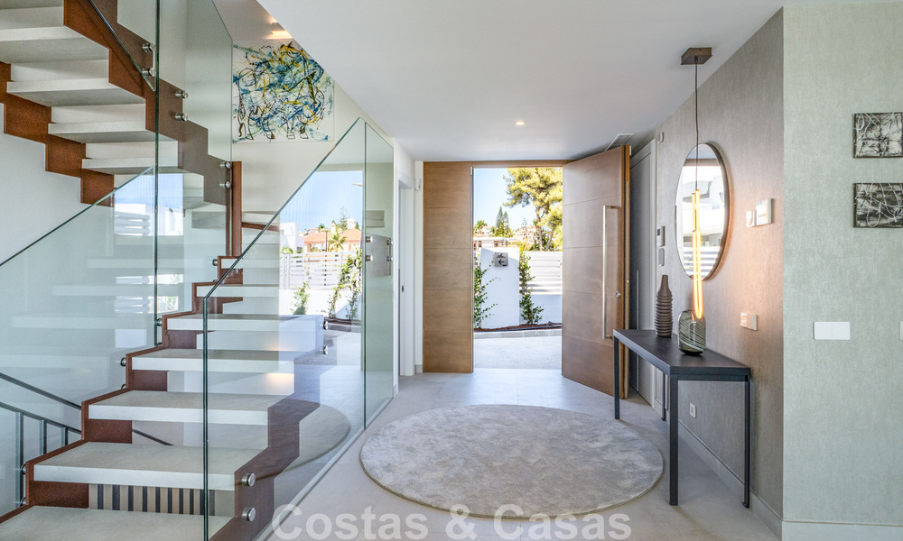 Villa mitoyenne avec vue sur le golf, les montagnes et la mer à vendre près des commodités à Guadalmina et San Pedro, Marbella 784900