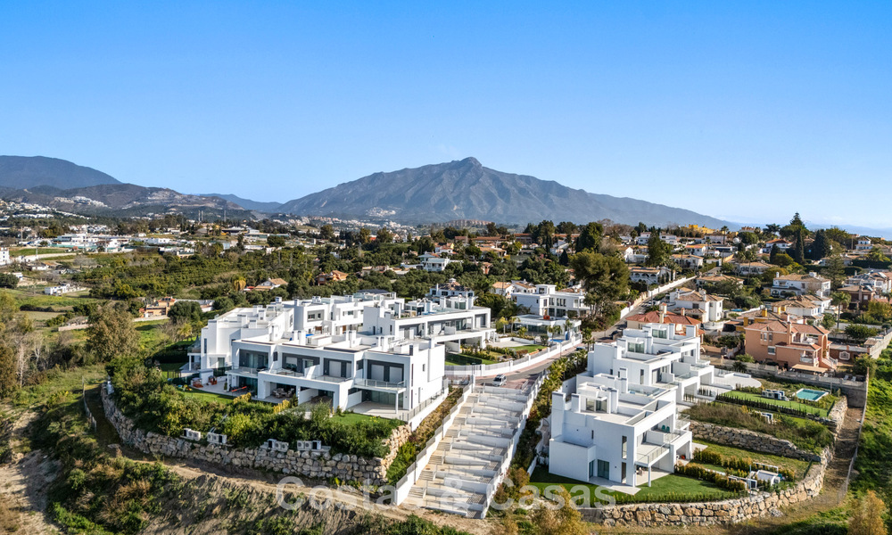 Villa mitoyenne avec vue sur le golf, les montagnes et la mer à vendre près des commodités à Guadalmina et San Pedro, Marbella 785002