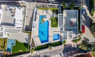 Villa mitoyenne avec vue sur le golf, les montagnes et la mer à vendre près des commodités à Guadalmina et San Pedro, Marbella 785003 