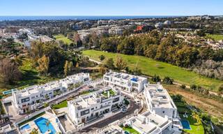 Villa mitoyenne avec vue sur le golf, les montagnes et la mer à vendre près des commodités à Guadalmina et San Pedro, Marbella 785004 
