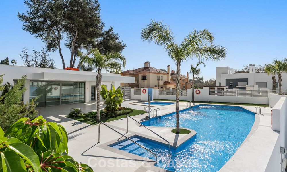 Villa mitoyenne avec vue sur le golf, les montagnes et la mer à vendre près des commodités à Guadalmina et San Pedro, Marbella 785006