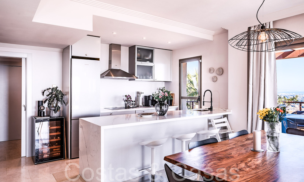 Prêt à emménager, penthouse de luxe avec vue panoramique sur le golf, la mer et les montagnes à vendre à Benahavis - Marbella 784804